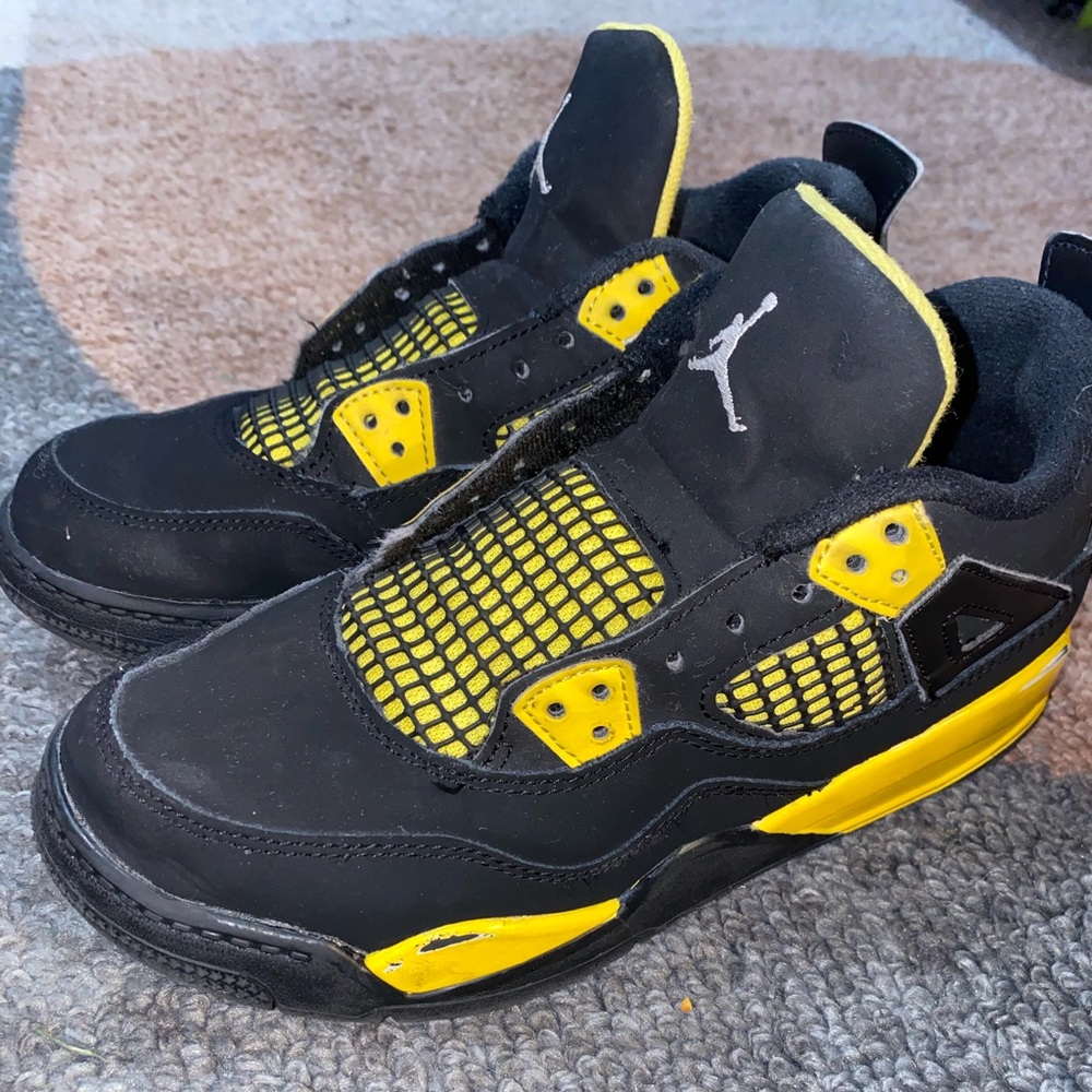 Jordan 4 Retro Thunder 2023 / size 3Y